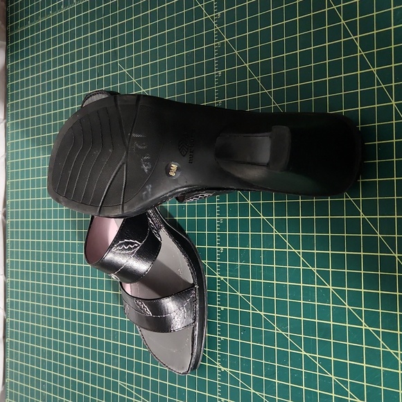 Nurture Size 8.5 wedge low heels - Picture 6 of 6